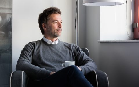 Un bărbat elegant purtând un pulover