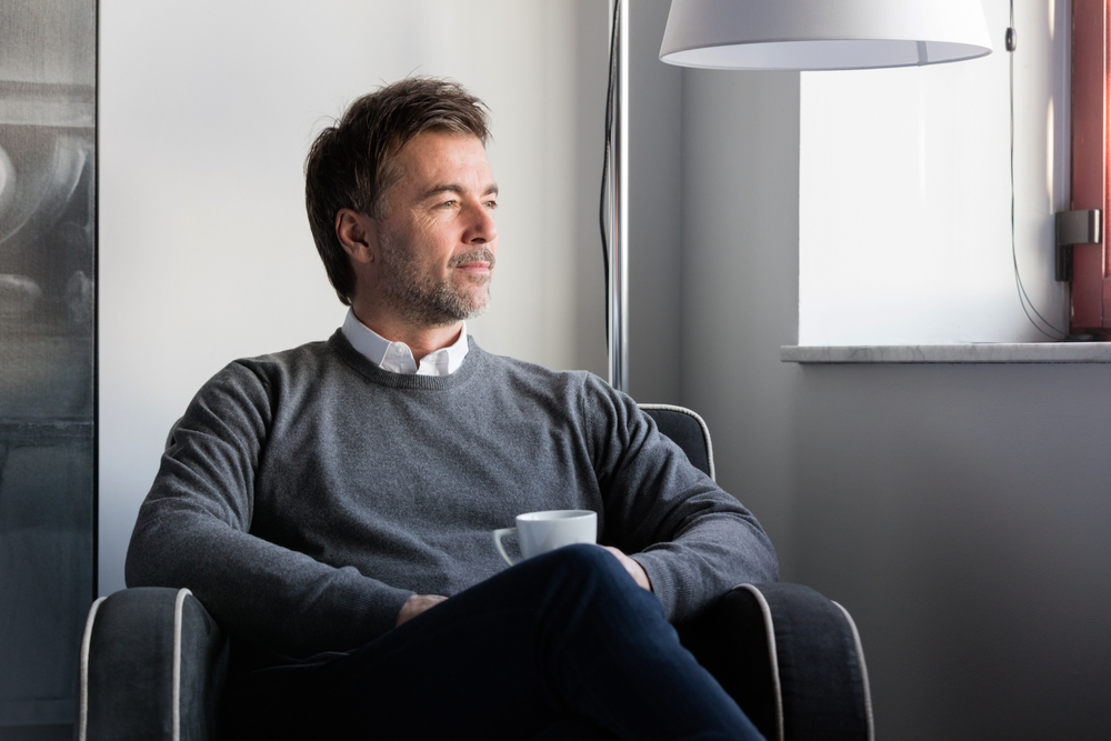 Un bărbat elegant purtând un pulover